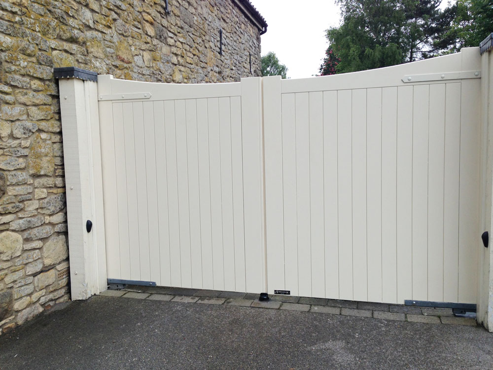 cream-painted-timber-gate-2