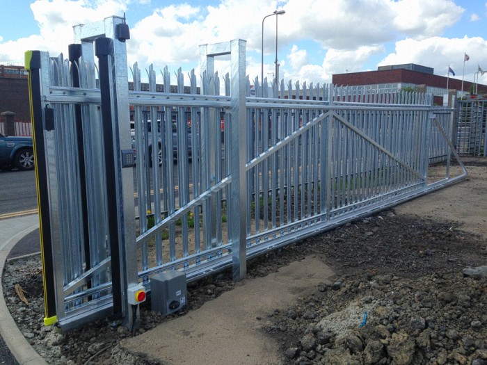 commercial-palisade-cantilever-gate3